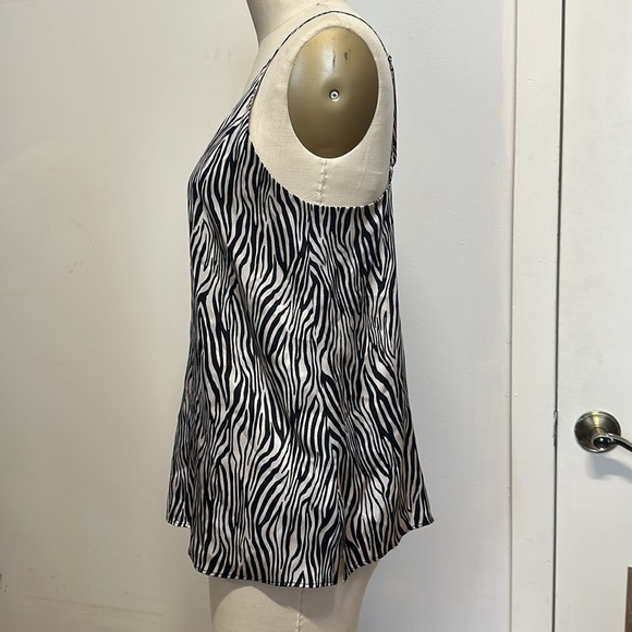 Cami NYC Silk strapping camisole top🌟🌟✨✨✨☺️ Seabra pattern - Picture 4 of 6